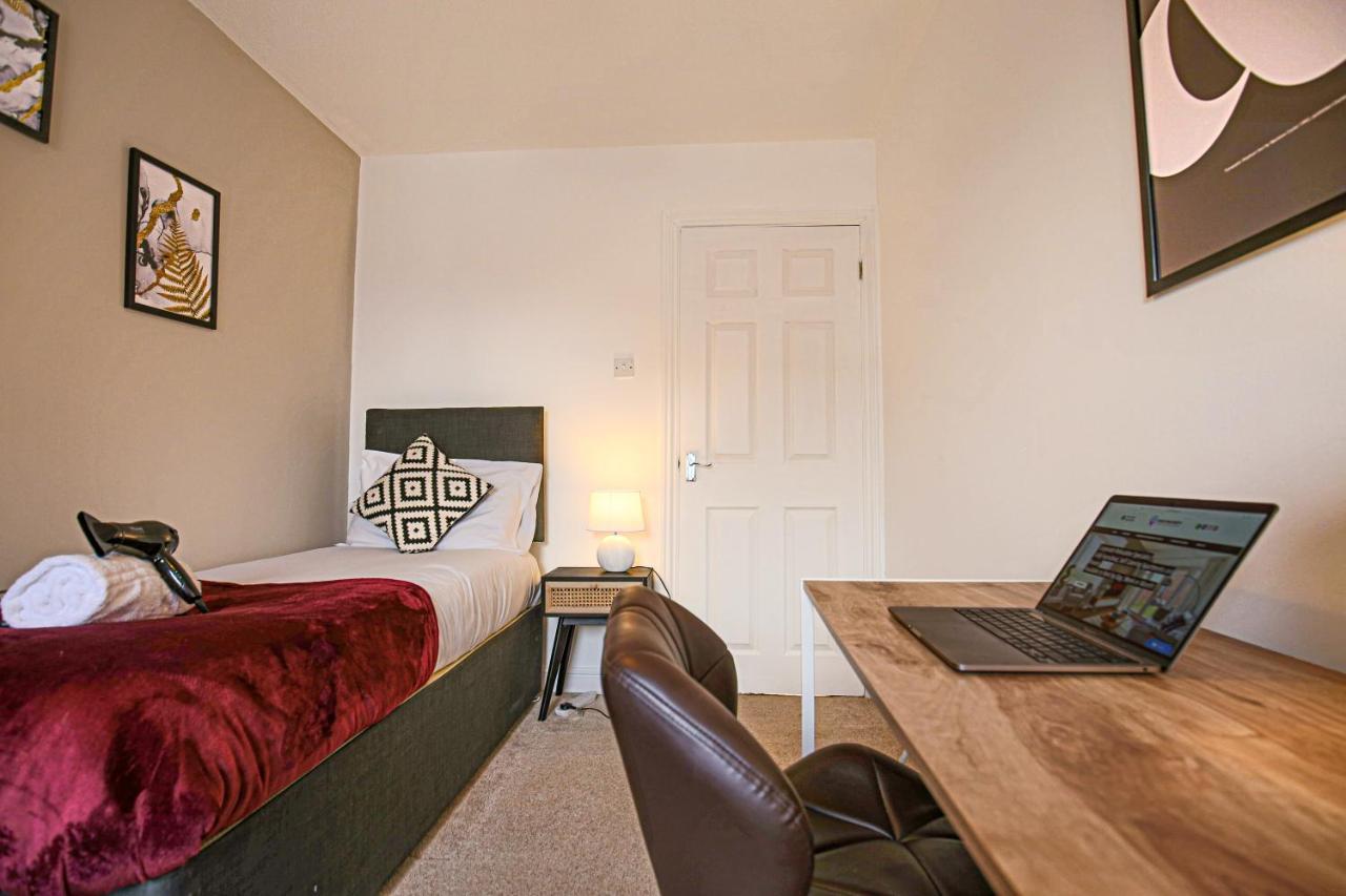 Detached House With Free Parking, Self Check-in, Fast Wifi And Smart Tv With Netflix By Yoko Milton Keynes